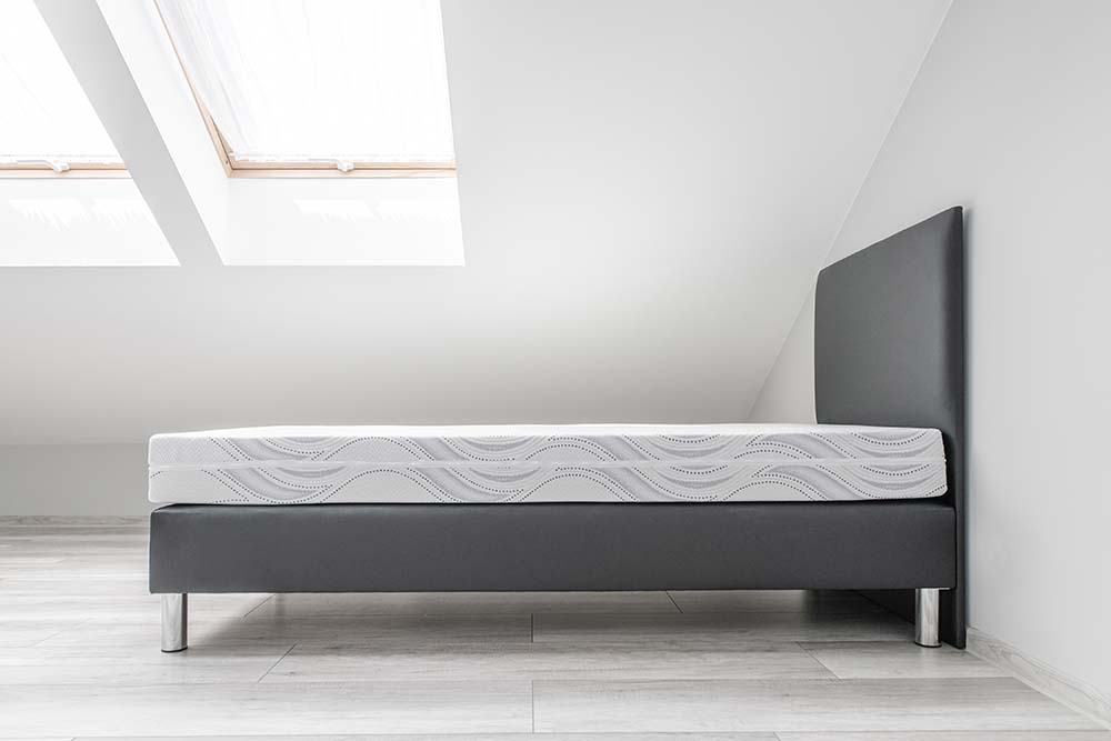 Στρώμα memory foam σε υπνοδωμάτιο με minimal διακόσμηση
