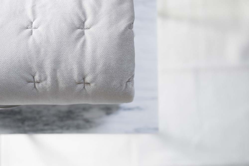 ορθοπεδικού ή ανατομικού στρώμα με καμπύλες στήριξης σε μοντέρνο υπνοδωμάτιο